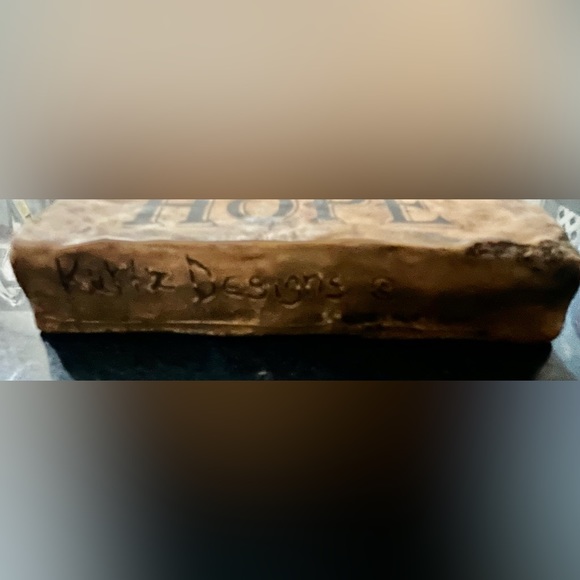 Sharon Klutz Designs stone wall decor wall plaque signed  & numbered “Hope” - Picture 2 of 5